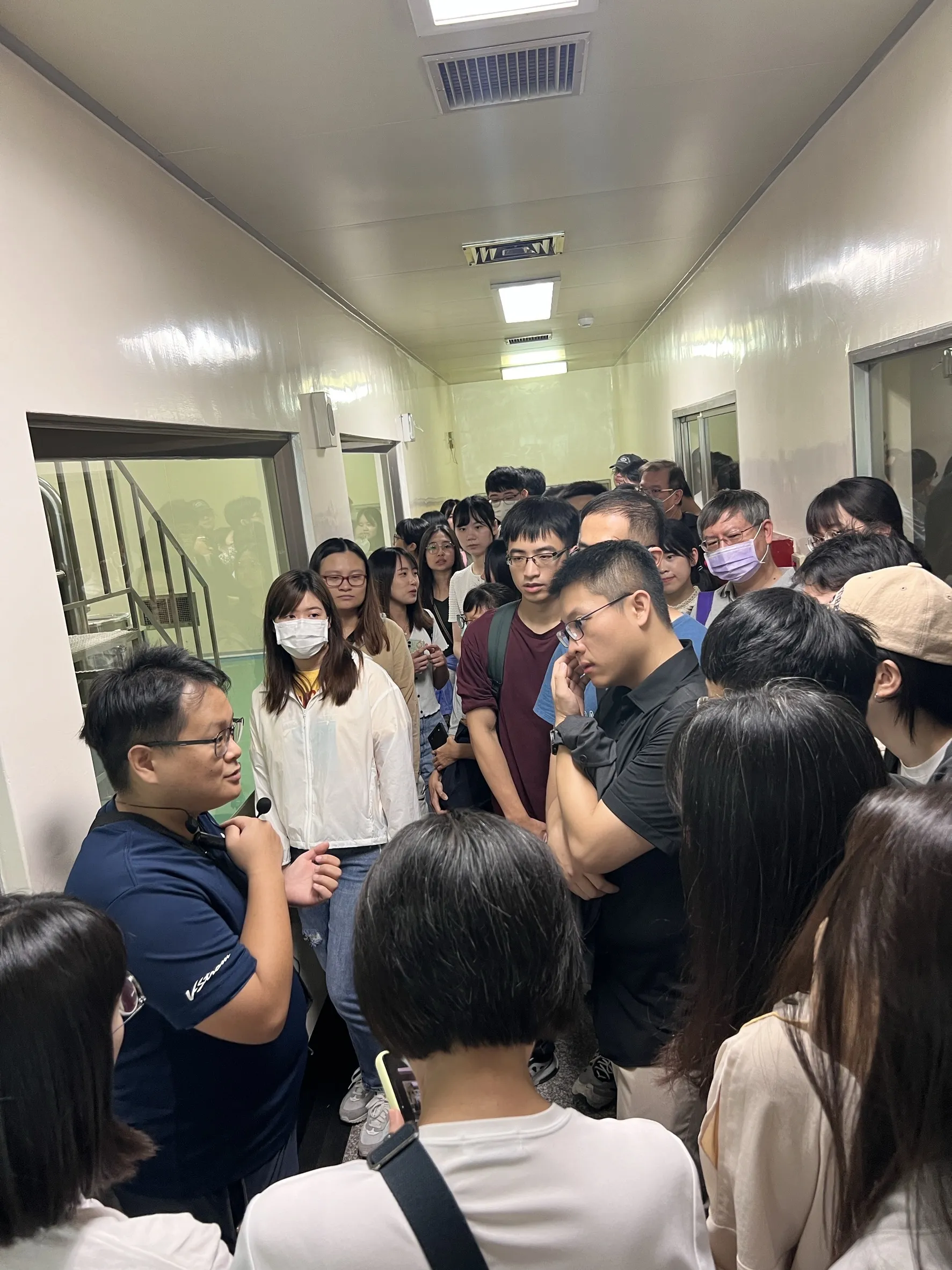 科學製藥觀摩：學生專注聆聽廠內製程解說