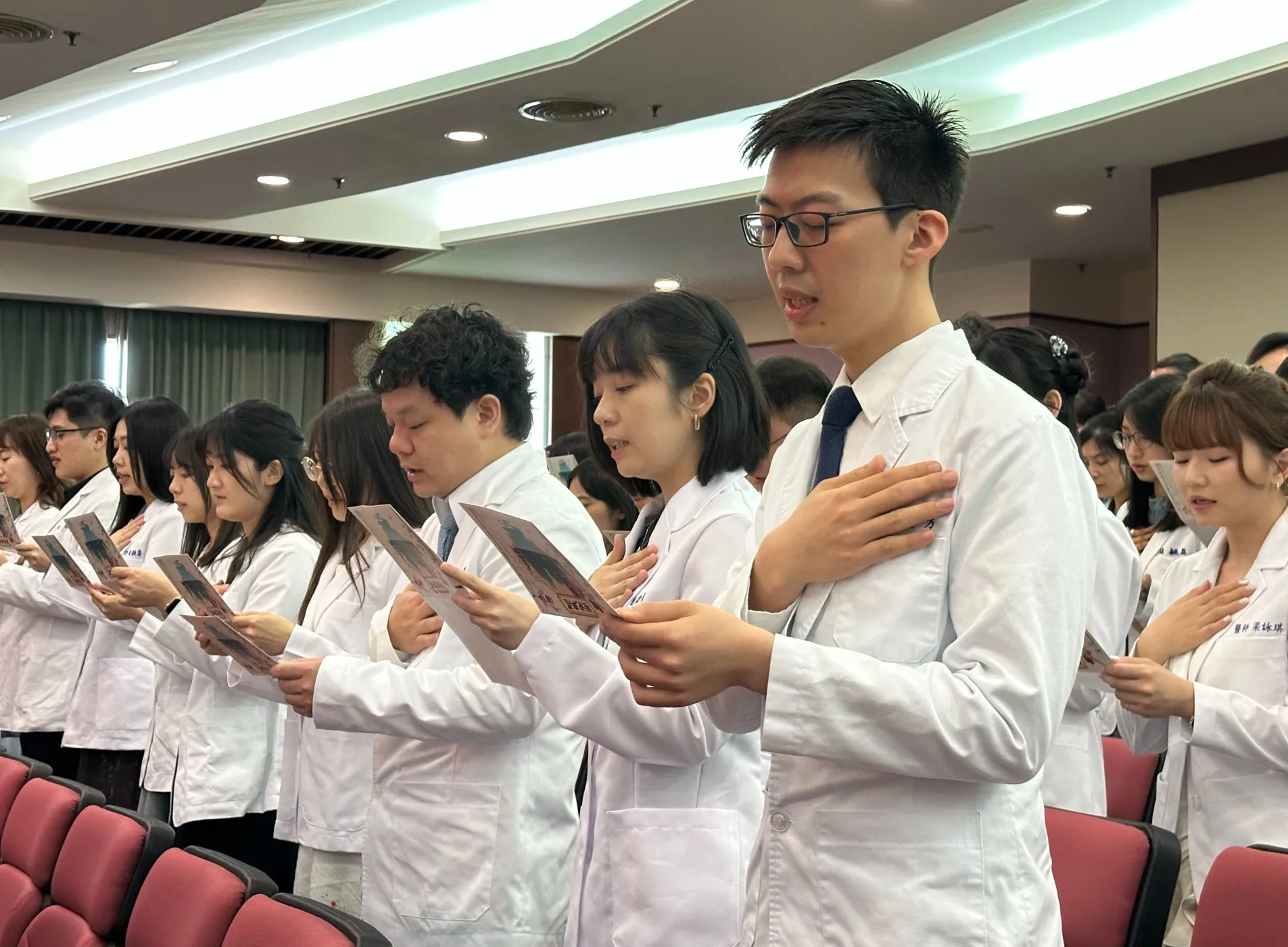 受袍學子莊嚴宣誓時刻