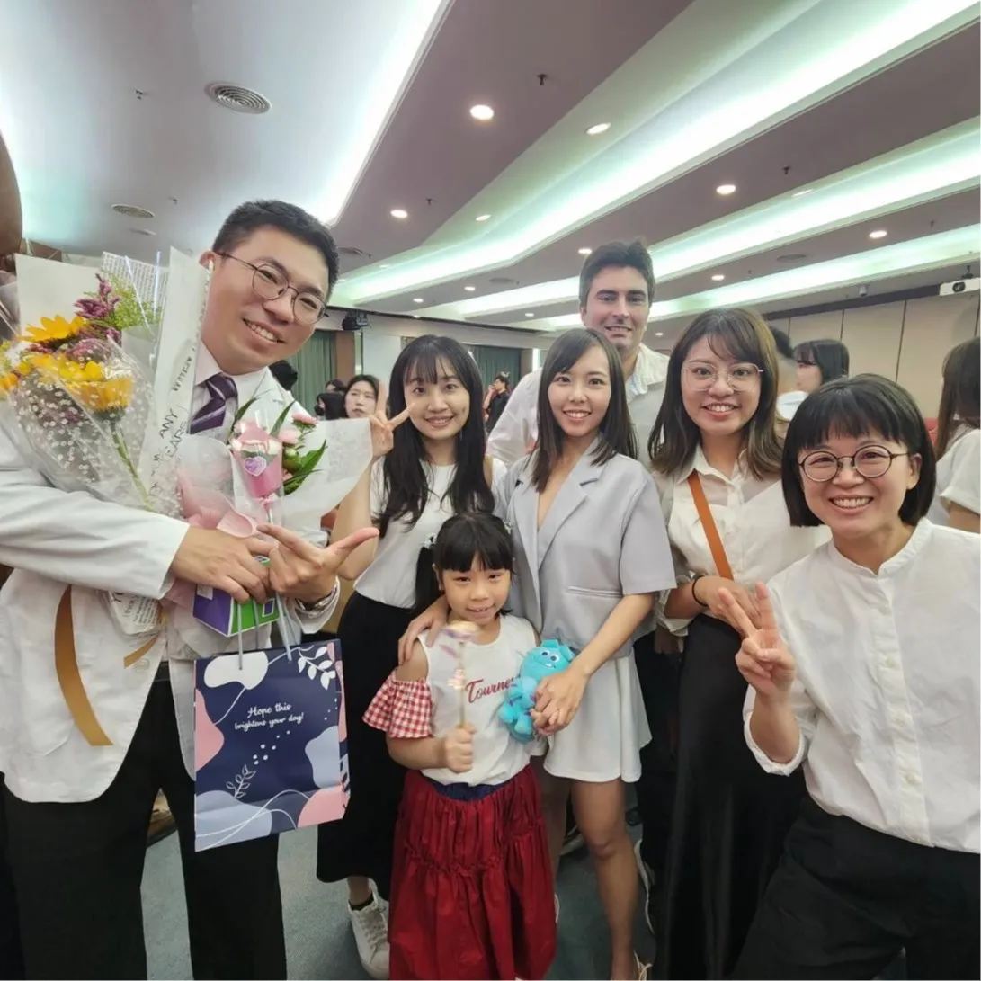 受袍學子家庭合影
